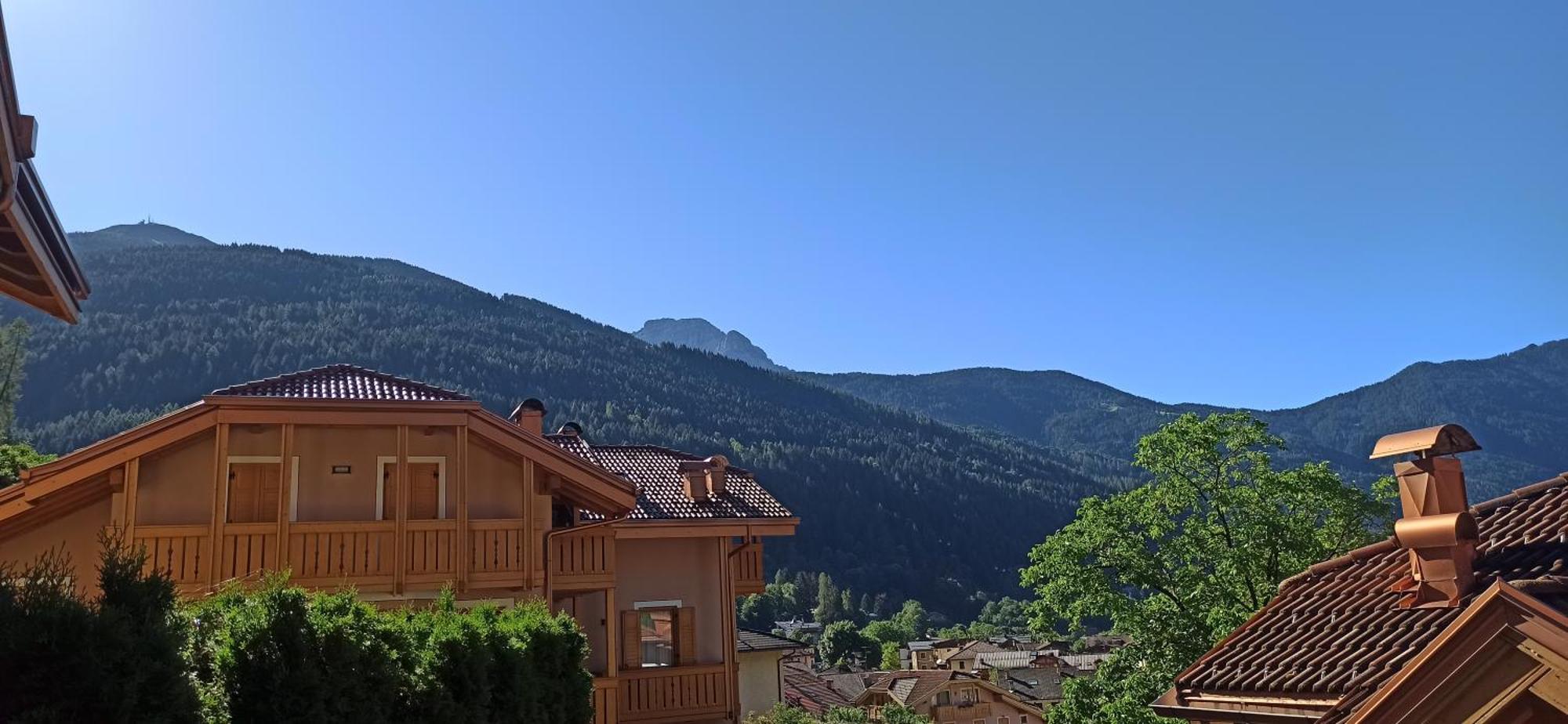 Ferienwohnung Le Balze Di Carisolo, Trilocale Con Giardino Exterior foto